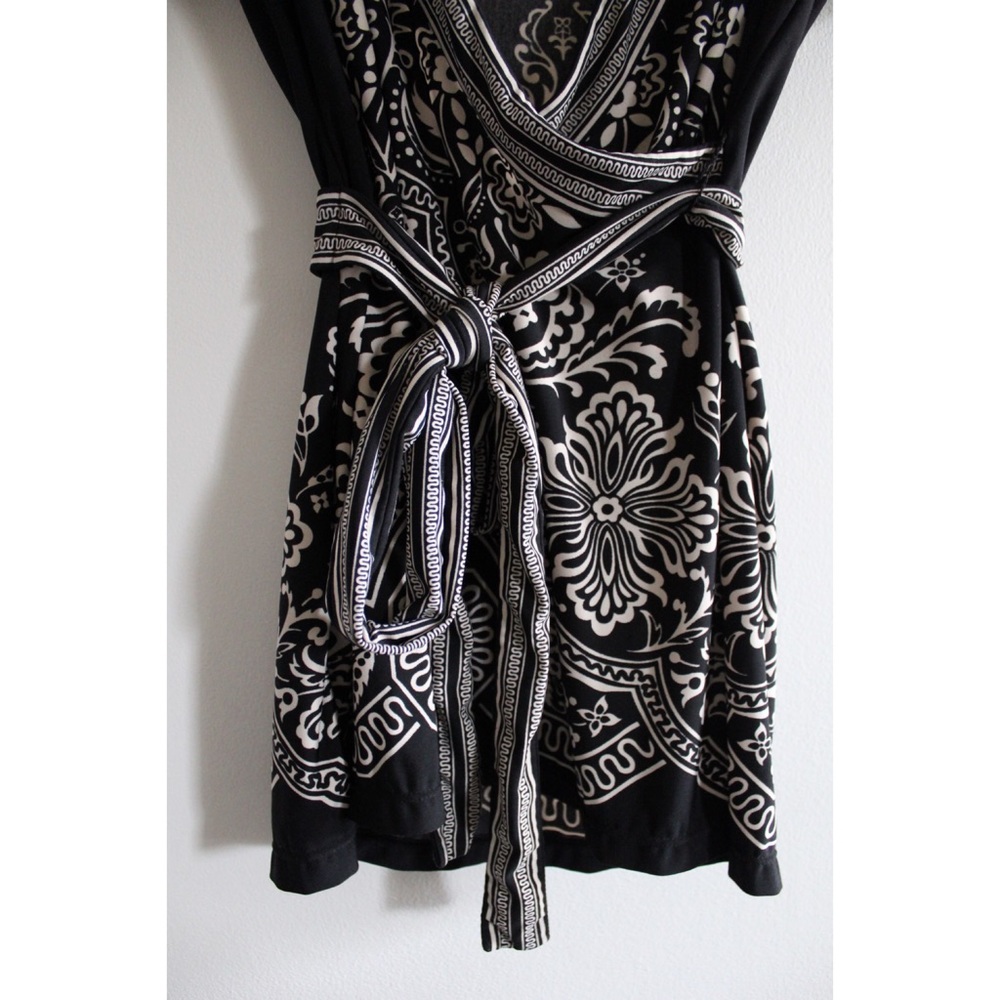BCBG maxazria Print Wrap Tie Front Blouse Preowned Medium - Picture 4 of 7